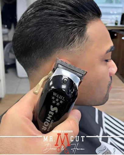 Präzise Konturen mit dem Trimmer bei MR CUT