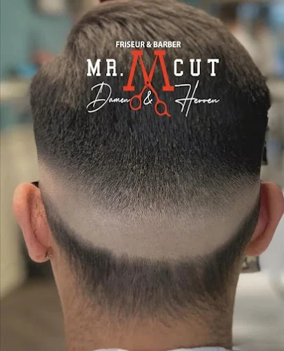 Herren Skin Fade von hinten bei MR CUT