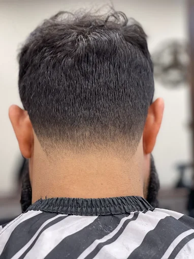 Herren-Haarschnitt mit sauberem Taper bei MR CUT